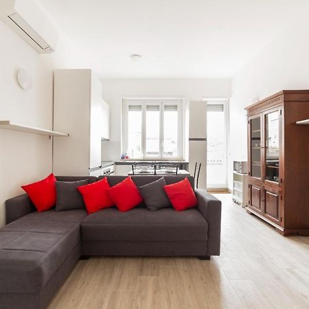 Sant'Ambrogio Bright Apartment With Terrace Milan Bagian luar foto