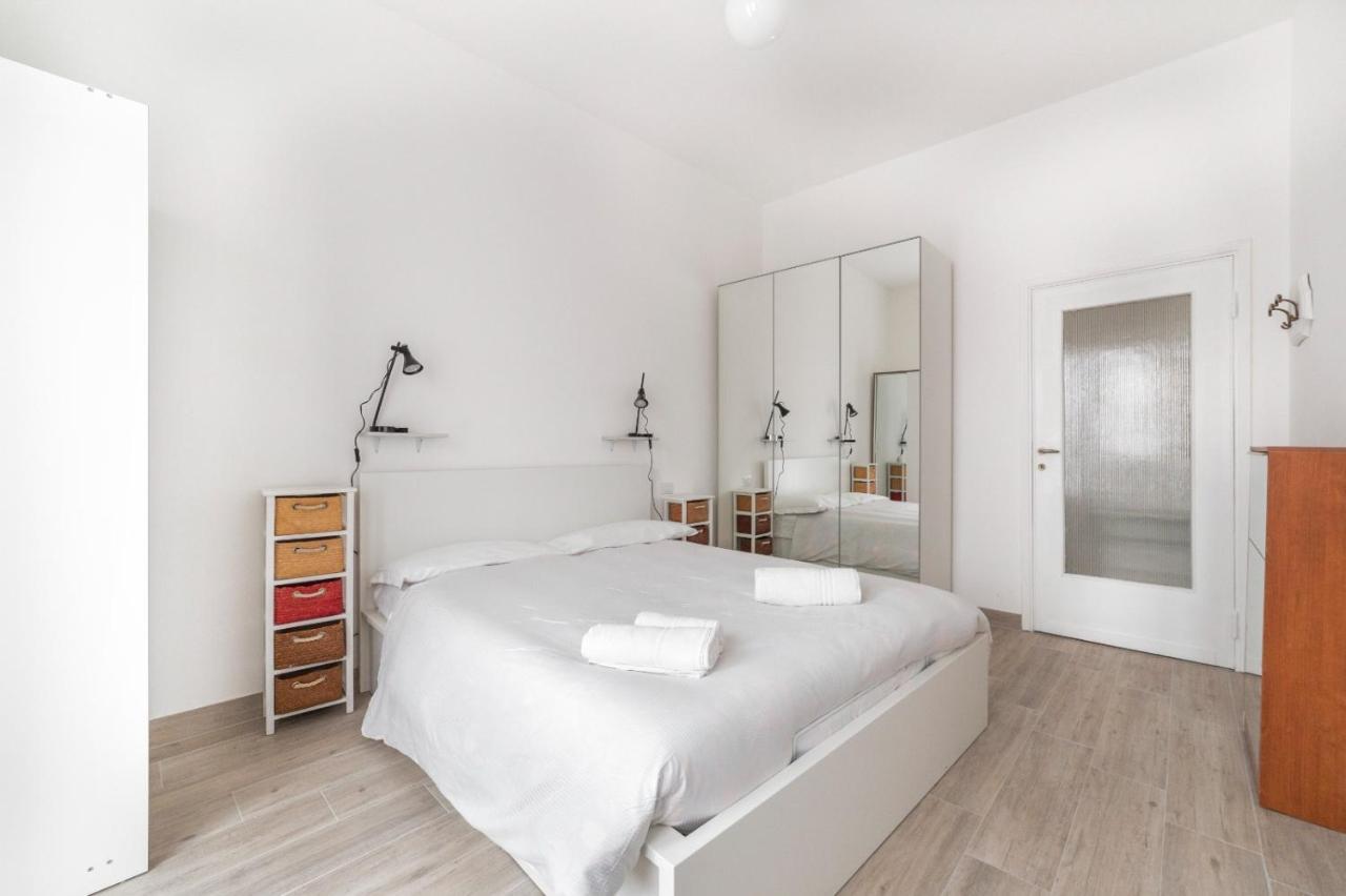 Sant'Ambrogio Bright Apartment With Terrace Milan Bagian luar foto