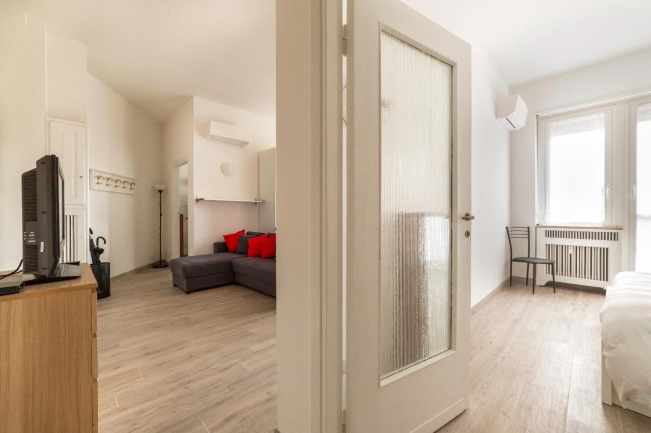 Sant'Ambrogio Bright Apartment With Terrace Milan Bagian luar foto